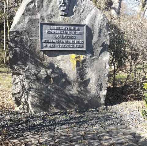 Pierre commémorative avec inscription, © Felsenland Südeifel Tourismus GmbH