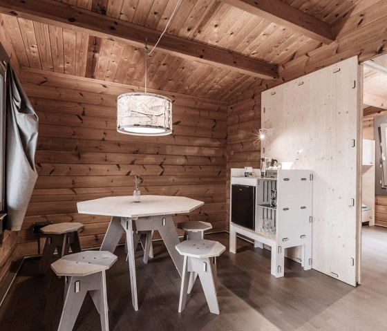 destinature Dorf Blockhuette Essbereich, &copy; destinature