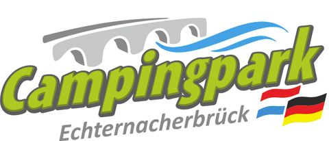 Ein Logo des Campingparks in Echternacherbrück. Es zeigt den Namen „Campingpark“ in Grüntönen, begleitet von Wasser- und Flaggenmotiven.