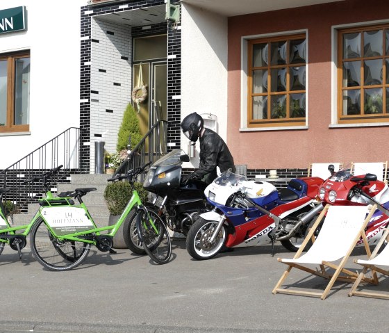 E-bike Verleih & Motorrad-Fahrer-Terrasse