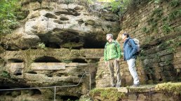 Imposante Felswände am Felsenweiher Ernzen, © Eifel Tourismus GmbH, Dominik Ketz